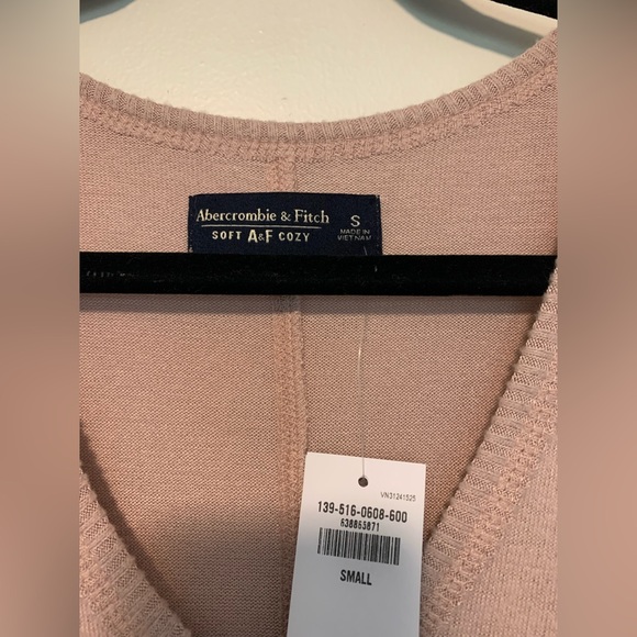 Abercrombie Women's Pink V-Neck Top - Picture 2 of 3